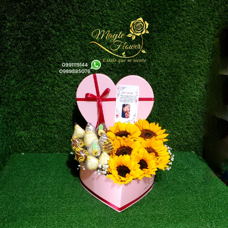Caja de Corazon Mediana con Fresas y Girasoles