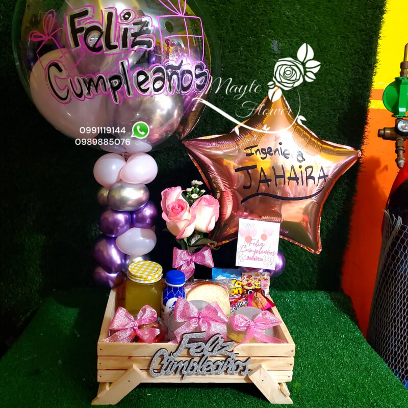 Desayuno Mujer con Florero Pequeño