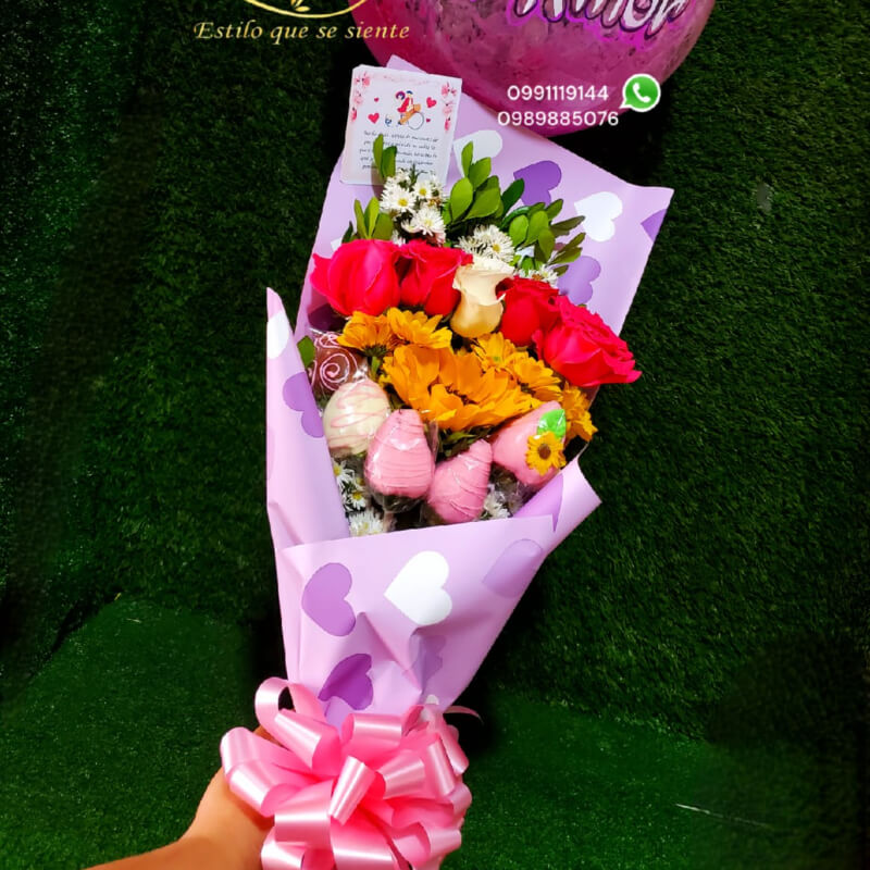 Arreglo de Mano con Fresas Y Flores