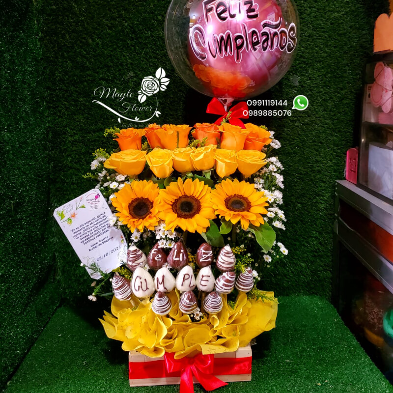 Arreglo en Base Madera con Fresas, Rosas y Girasoles