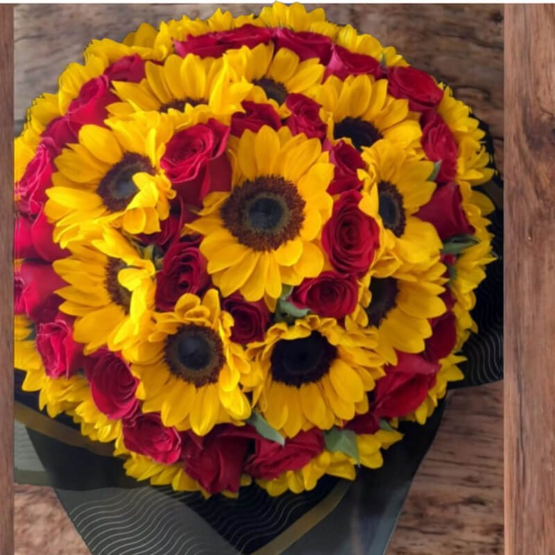 Festival de Sol y Pasión: Ramo de Girasoles y Rosas Rojas en Ibarra