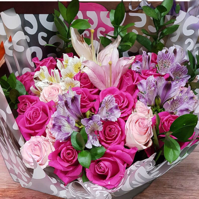Armonía de Lirios y Rosas: Tonos Rosa y Lila en Ibarra