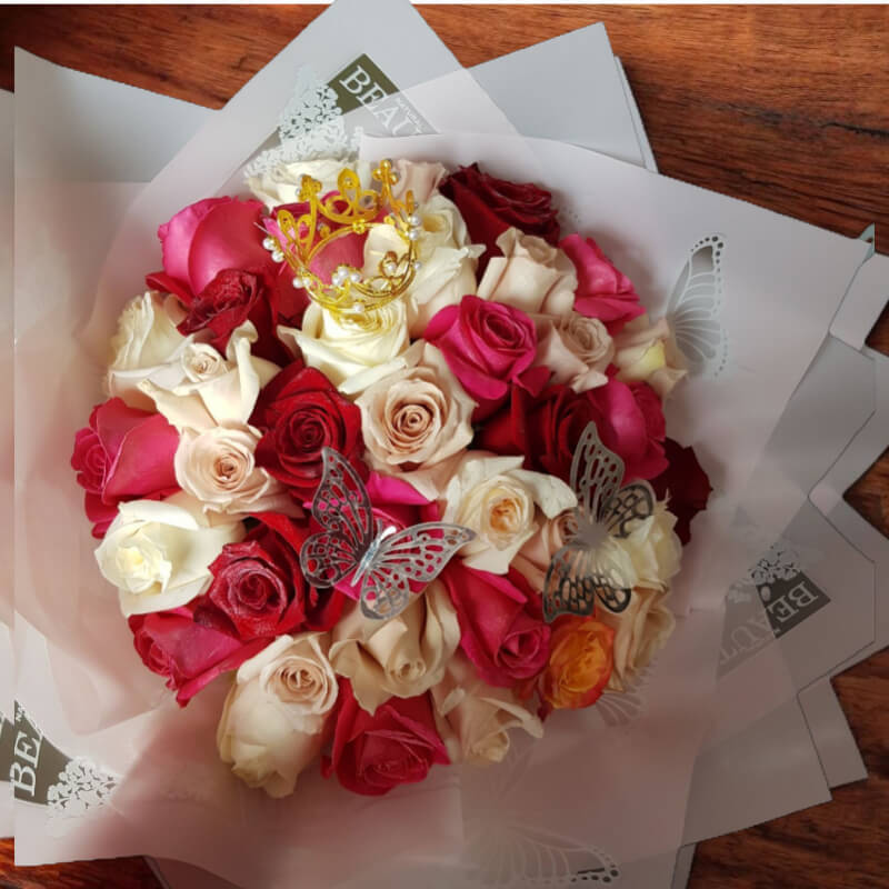 Majestad Cromática: Ramo de Rosas de Colores con Corona en Ibarra