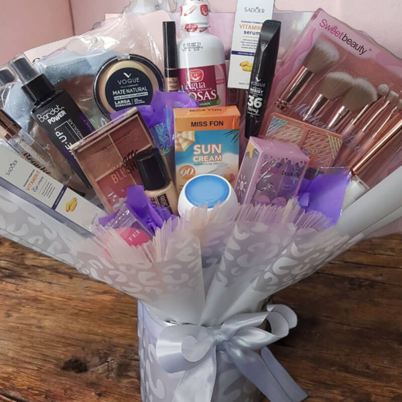 Bouquet Glamour: Kit de Maquillaje y Cuidado Facial en Ibarra