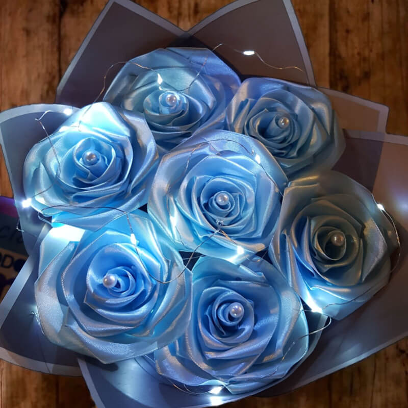 Cielo Nocturno: Rosas Azules Eternas con Luz LED en Ibarra