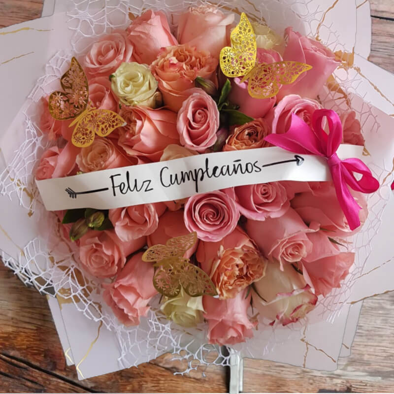 Ramo Feliz Cumpleaños: Rosas Pastel y Mariposas en Ibarra