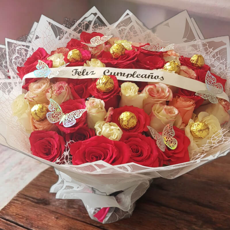 Ramo Feliz Cumpleaños: Rosas Mixtas y Chocolates en Ibarra
