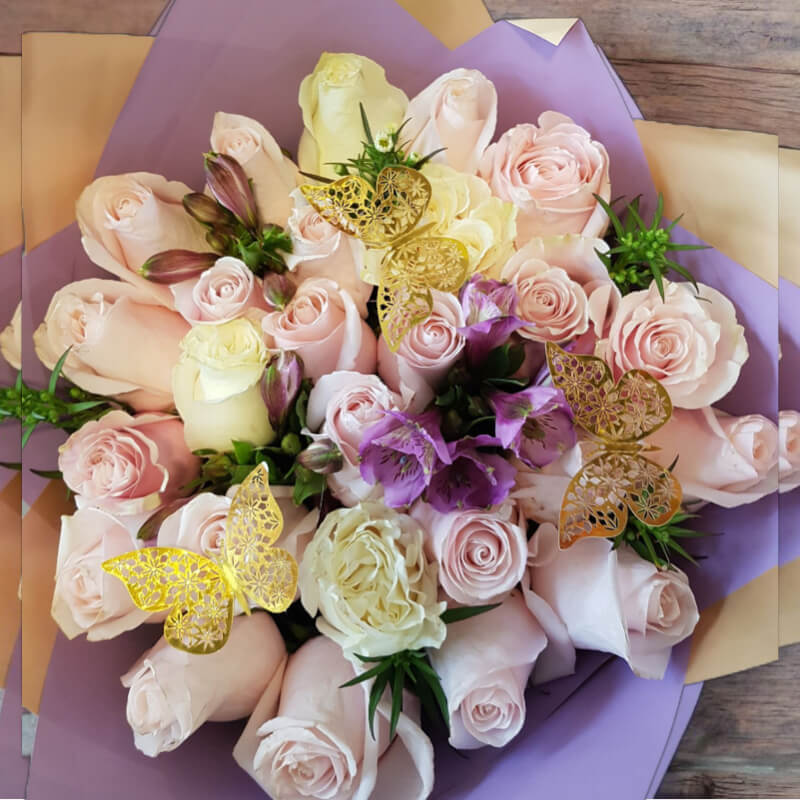 Sueño de Mariposas: Ramo Pastel con Rosas y Alstroemerias en Ibarra