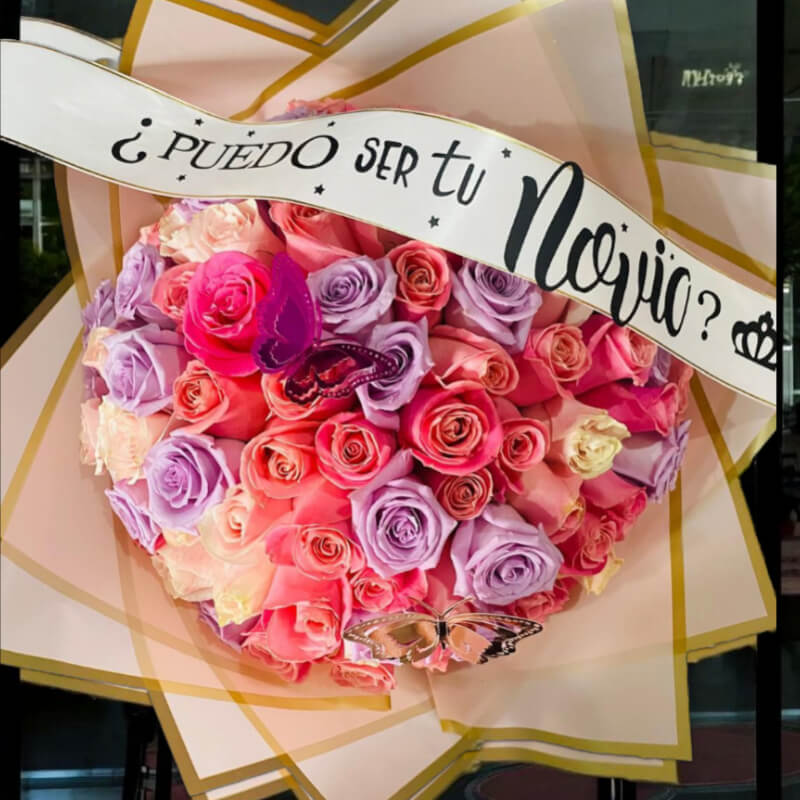 Ramo ¿Puedo Ser Tu Novio?: Rosas Multicolor y Corona en Ibarra