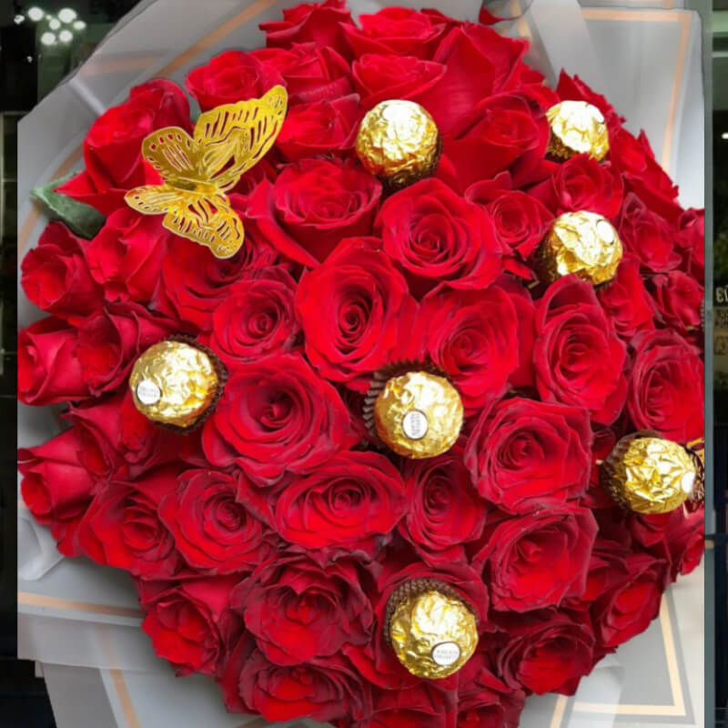 Suspiro de Amor: Ramo de Rosas Rojas y Chocolates en Ibarra