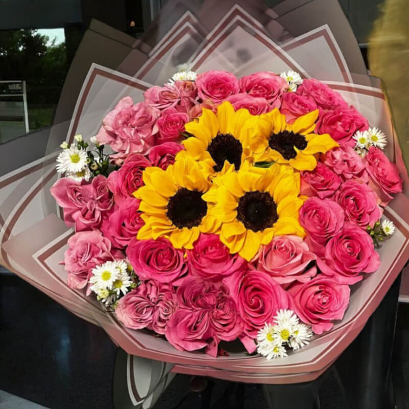 Ramo Alegría Radiante: Rosas Rosadas y Girasoles en Ibarra