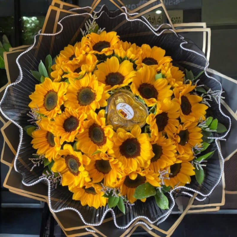 Corazón Radiante: Ramo de Girasoles con Chocolate en Ibarra