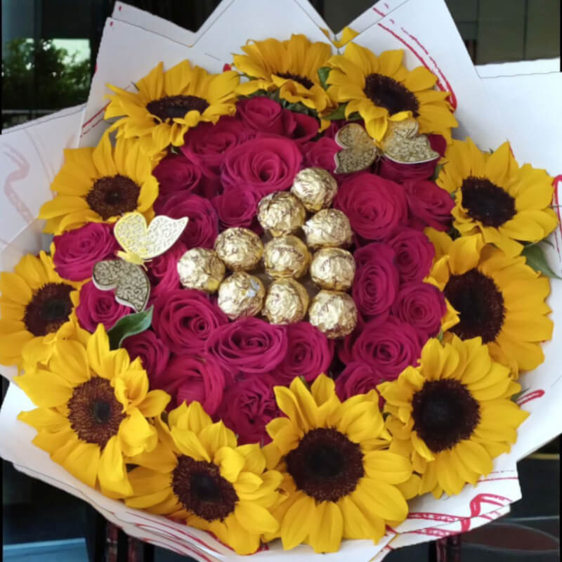 Corazón Radiante Fucsia: Rosas, Girasoles y Ferrero Rocher en Ibarra