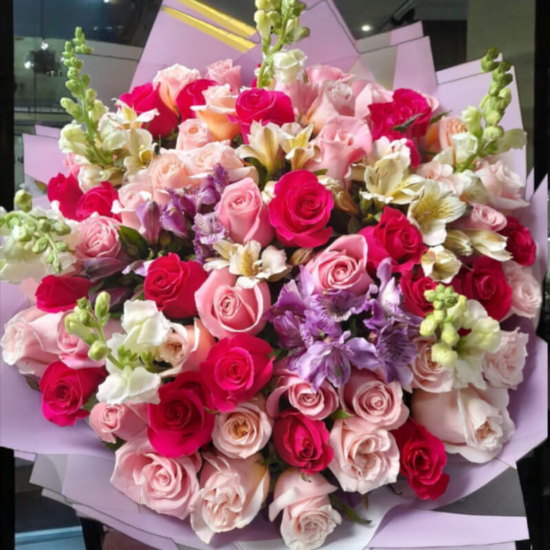Sinfonía Floral Rosada: Ramo de Rosas y Flores Variadas en Ibarra