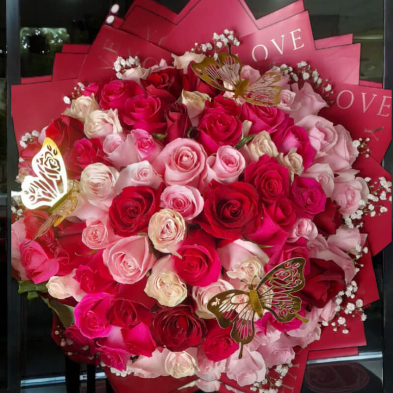 Amor en Tonos: Ramo de Rosas Rojas, Rosadas y Blancas en Ibarra