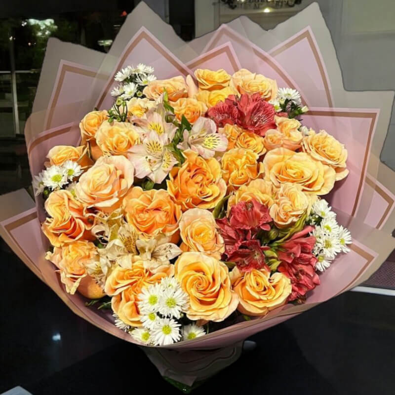 Ramo Amanecer Dorado: Rosas Durazno y Flores Silvestres en Ibarra