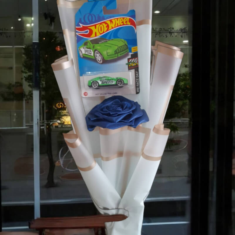 Velocidad Azul: Ramo Hot Wheels y Rosa Eterna en Ibarra