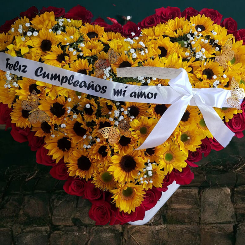 Corazón Apasionado: Feliz Cumpleaños Rosas y Girasoles en Ibarra