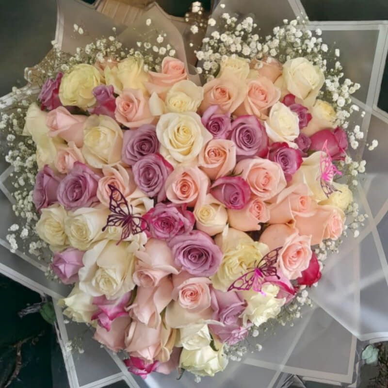 Corazón de Pétalos Pastel: Rosas Mixtas en Ibarra