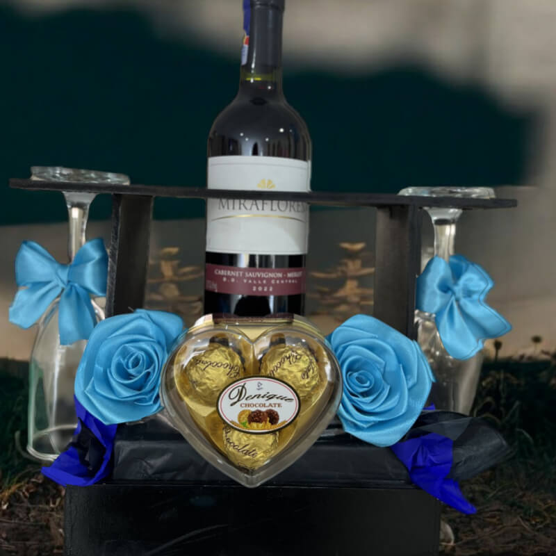 Noche Romántica: Vino, Rosas Azules Eternas y Chocolates en Ibarra