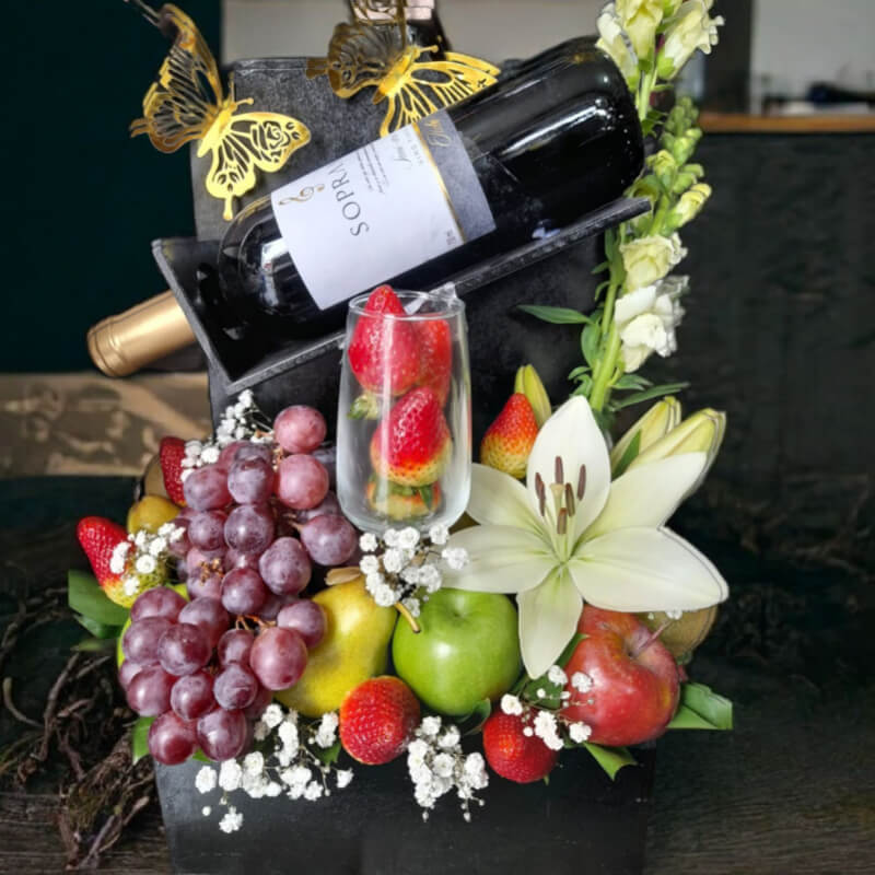 Cesta Degustación: Vino, Frutas y Lirios en Ibarra