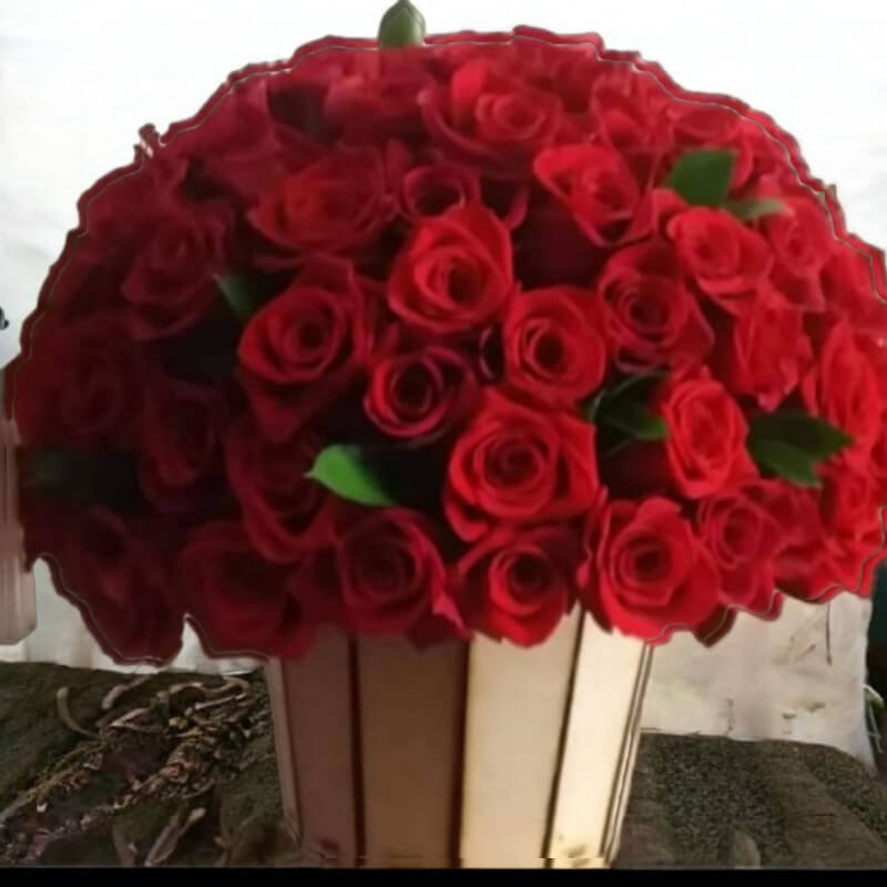 Lujo Rojo: Majestuoso Arreglo de Rosas en Ibarra