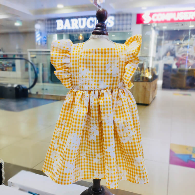 VESTIDO A CUADROS AMARILLO CON FLORES BLANCAS PARA PERRITAS Y GATITAS TALLAS M/L