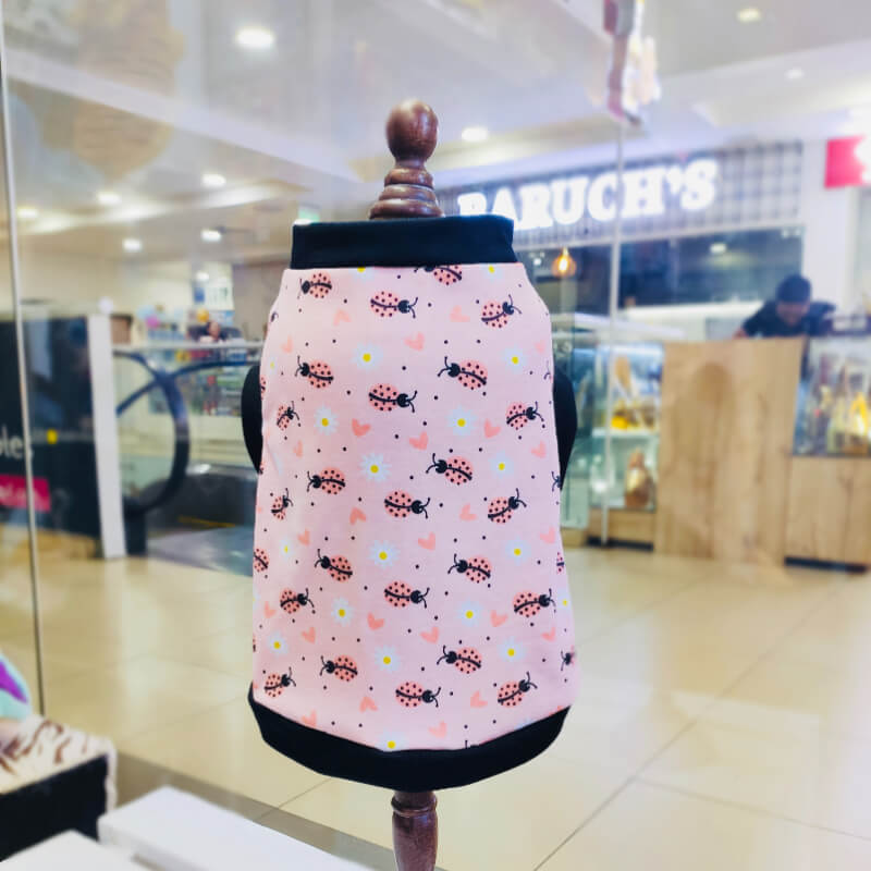 CAMISETA LADYBUGS CON FILOS NEGROS PARA PERRITAS Y GATITAS TALLAS XS/S