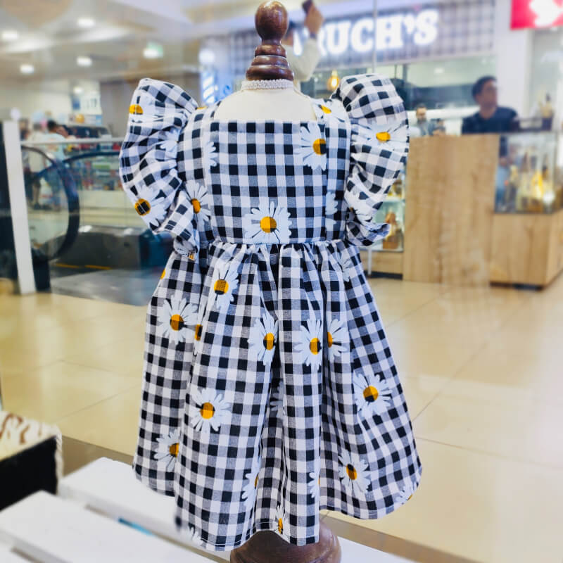 VESTIDO A CUADROS NEGRO Y BLANCO CON MARGARITAS TALLAS M/L