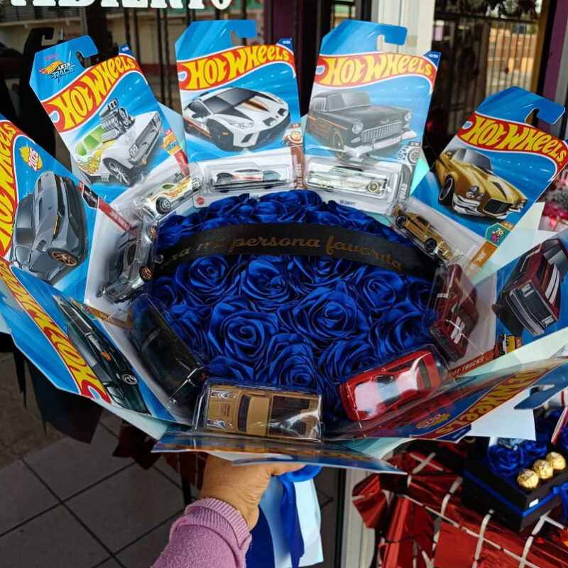 Ramo Azul de Pista: Rosas Eternas y Colección Hot Wheels en Ibarra