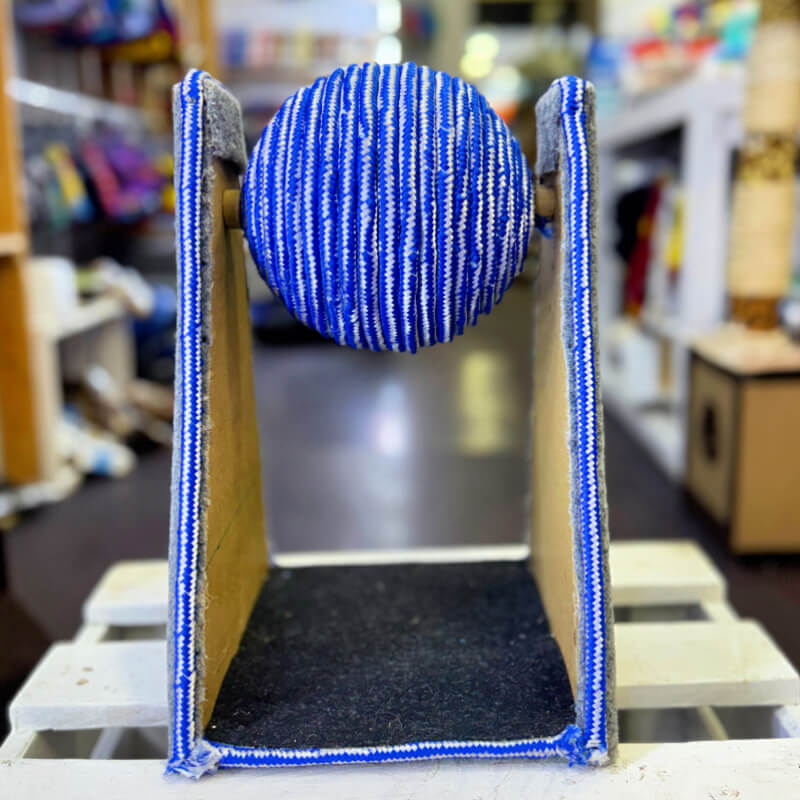 RASCADOR FORMA BOLA GIRATORIA AZUL DE MADERA FORRADO DE TAPIZON