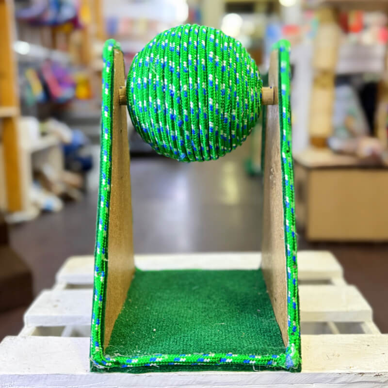 RASCADOR FORMA BOLA GIRATORIA VERDE DE MADERA FORRADO DE TAPIZON