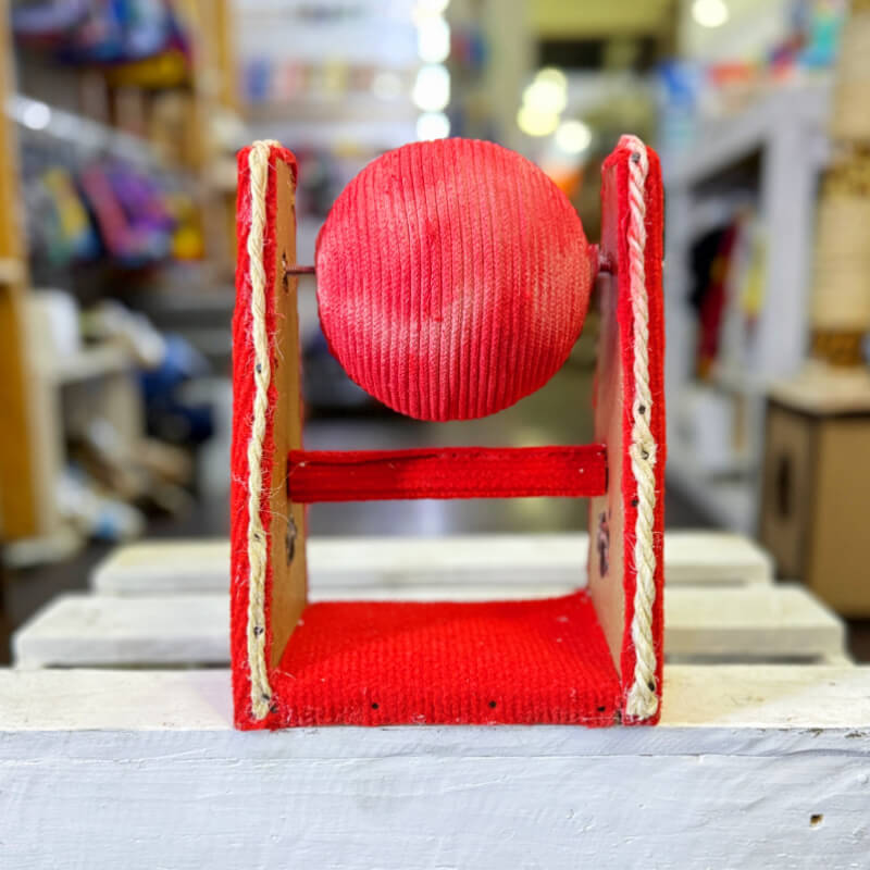 RASCADOR FORMA BOLA GIRATORIA ROJO DE MADERA FORRADO DE TAPIZON