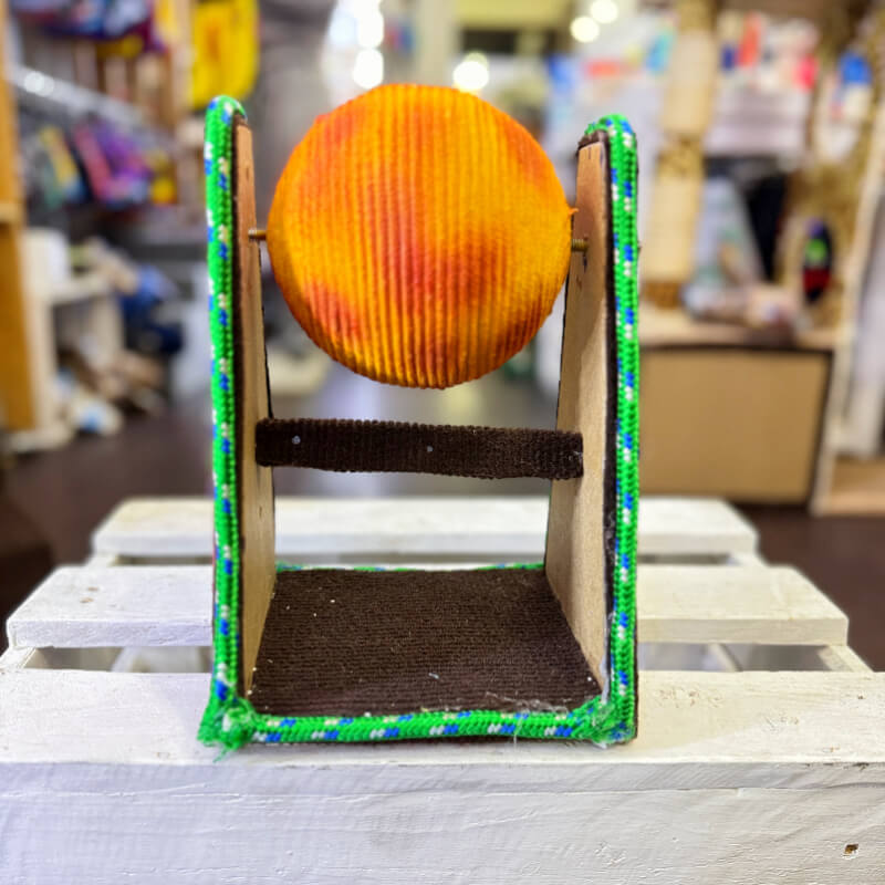 RASCADOR FORMA BOLA GIRATORIA AMARILLO CON FILOS VERDES DE MADERA FORRADO DE TAPIZON
