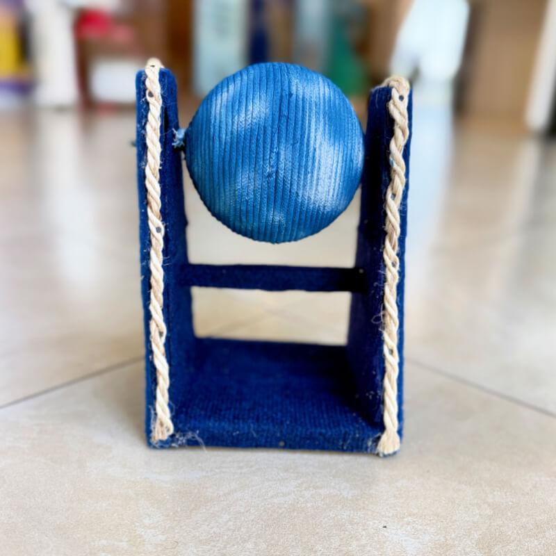 RASCADOR FORMA BOLA GIRATORIA AZUL DE MADERA FORRADO DE TAPIZON