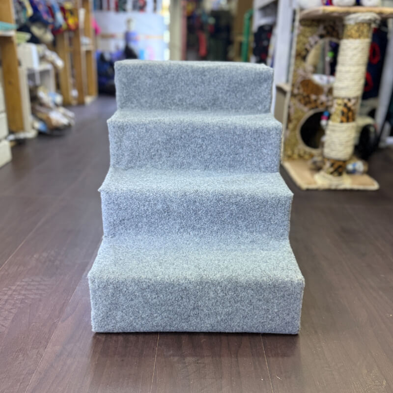 ESCALERA GRIS CLARA DE MADERA FORRADO CON TAPIZON