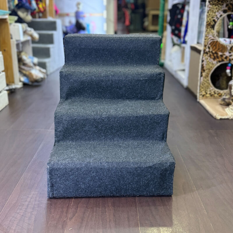 ESCALERA GRIS OSCURA DE MADERA FORRADO CON TAPIZON