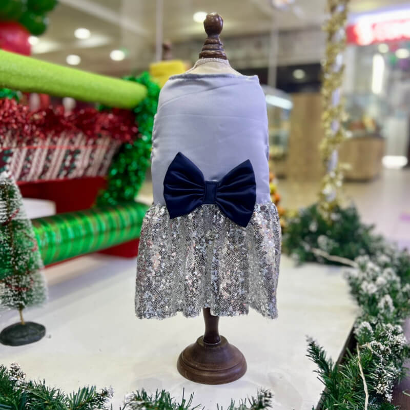 VESTIDO PODESUA ELEGANTE PLATEADA Y LENTEJUELA CON UN MAXI LAZO AZUL MARINO PARA PERRITAS Y GATITAS TALLA XXXS/XXS
