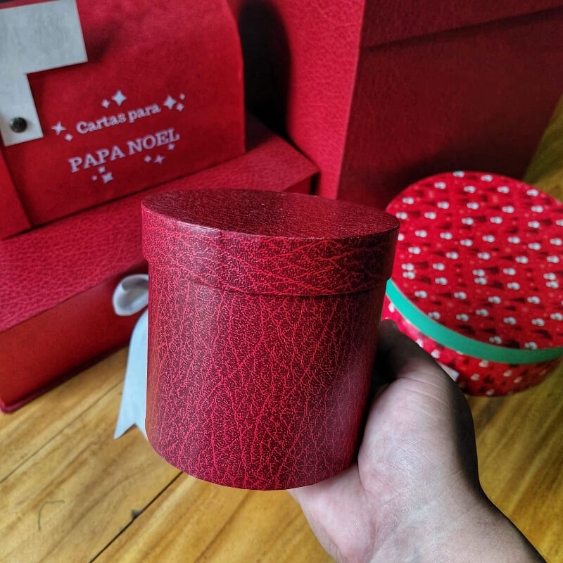 Caja cilíndrica roja texturizada