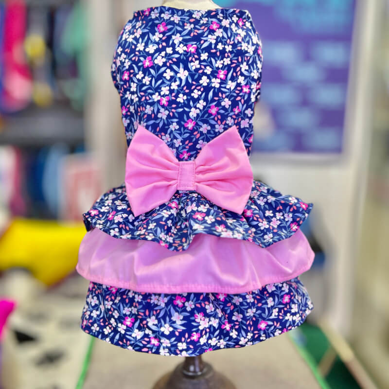 VESTIDO FLOREADO AZUL MARINO CON SU MAXI LAZO ROSADO PARA GATITAS Y PERRITAS TALLA M/L