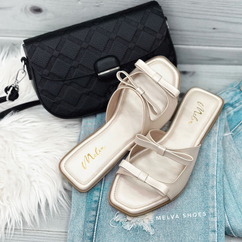 Sandalias Bajas Negras con Doble Lazos – Elegancia con un Toque Chic