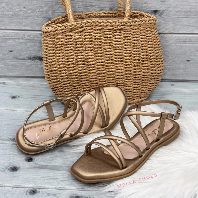 Sandalias Bajas en Color Bronce con Tiras Cruzadas y Correa al Tobillo – Elegancia que Resalta