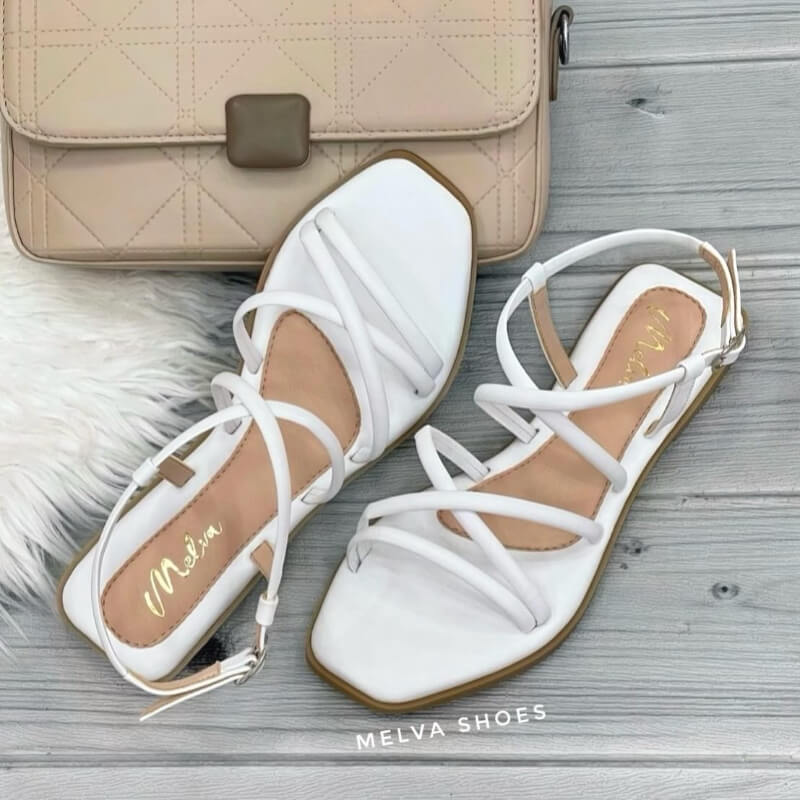 Sandalias Bajas Blancas con Tiras Cruzadas y Correa al Tobillo – Elegancia y Frescura en Cada Paso