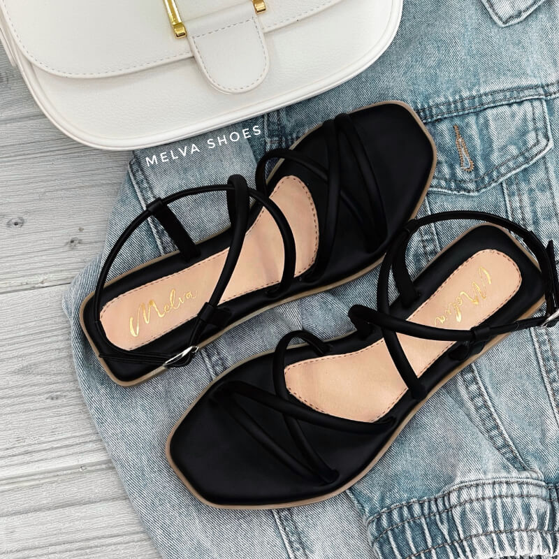 Sandalias Bajas Negras con Tiras Cruzadas y Correa al Tobillo – Elegancia Atemporal