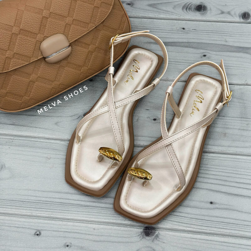Sandalias Bajas Color Perla con Aplique Dorado y Tiras Cruzadas – Delicadeza y Elegancia
