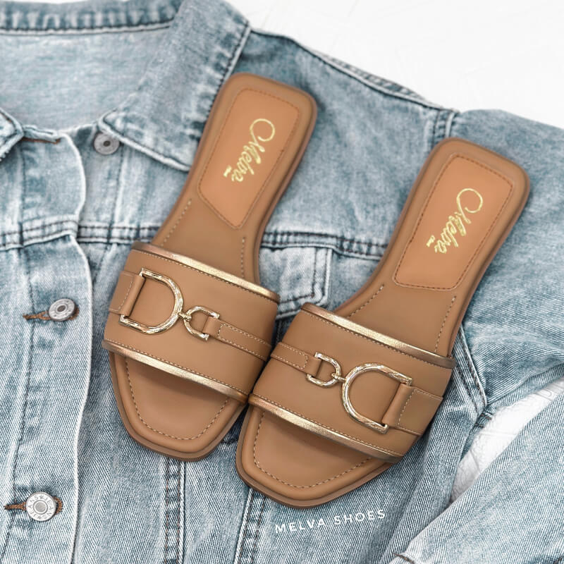 Sandalias Bajas Color Camel con Aplique Dorado – Elegancia Minimalista
