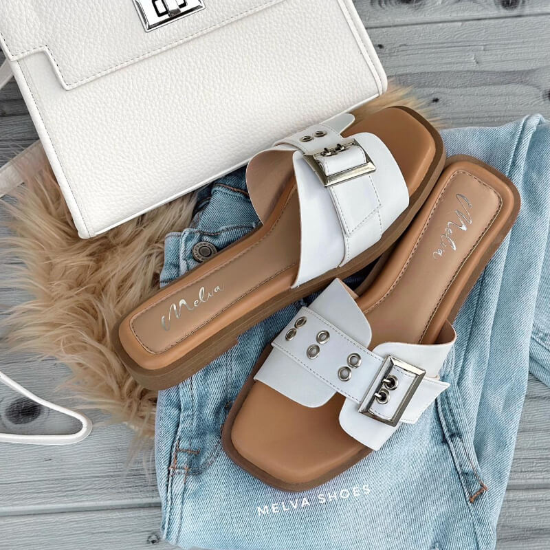 Sandalias Bajas Color Blanco con Hebilla Plateada – Estilo Sutil y Sofisticado