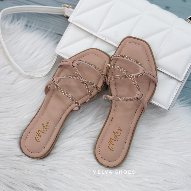 Sandalias Bajas Color Nude con Tiras Brillosas Cruzadas – Elegancia Sutil