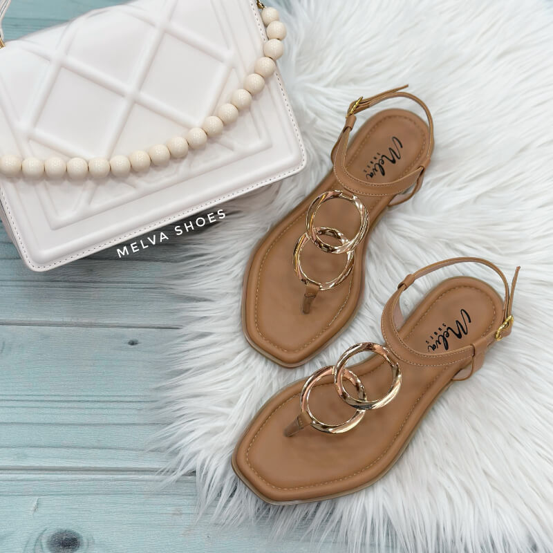 Sandalias Bajas Color Camel con Tira en Dedo y Doble Argolla – Estilo Moderno y Natural