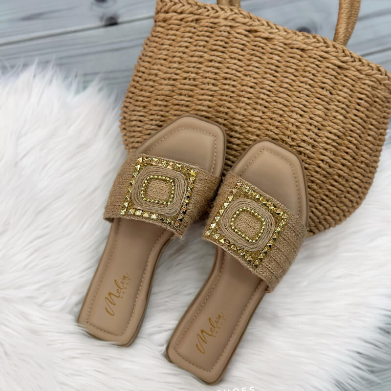 Sandalias Bajas Camel con Faja de Cabuya y Tachas Doradas – Estilo Natural con Toque Glam